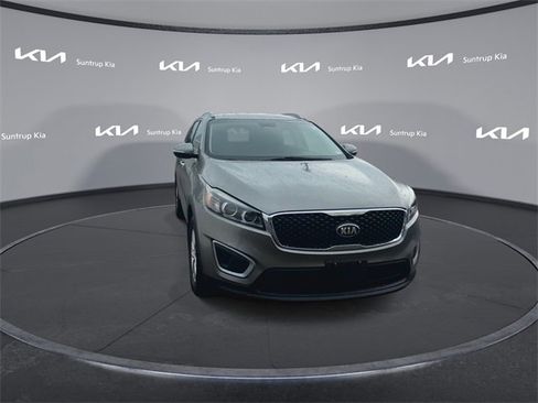 Used 2018 Kia Sorento LX image 3