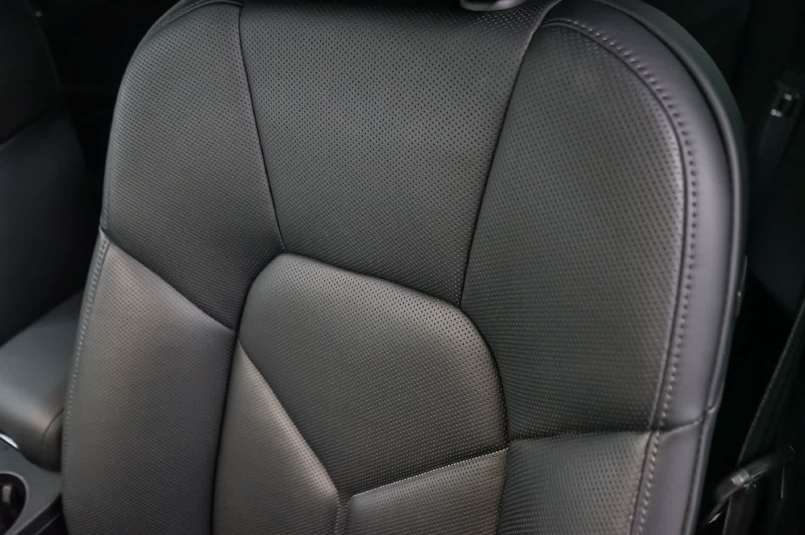 Certified 2026 Porsche Macan AWD/4WD image 31