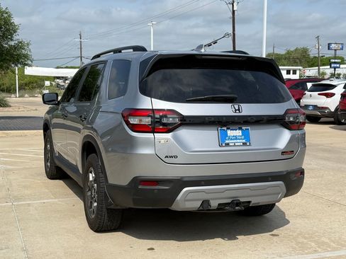 Used 2025 Honda Pilot TrailSport image 3