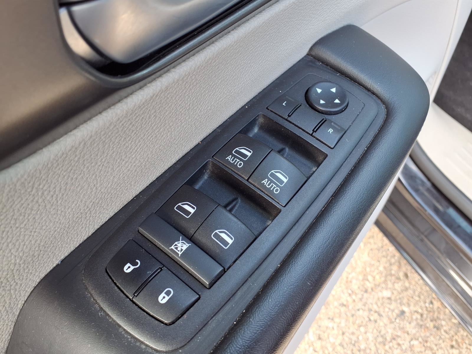 Used 2024 Chrysler Pacifica Limited FWD image 14