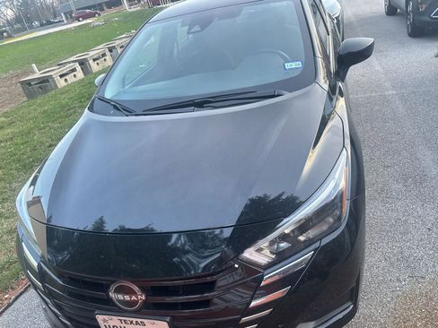 Used 2025 Nissan Versa SV image 3