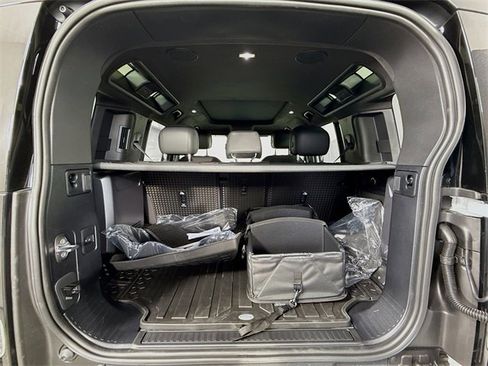 Used 2025 Land Rover Defender 110 V8 image 28