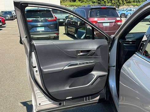 Used 2022 Toyota Venza XLE AWD/4WD image 8