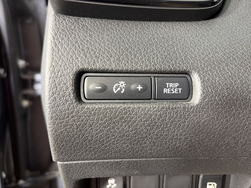 Used 2018 Nissan Rogue S image 25