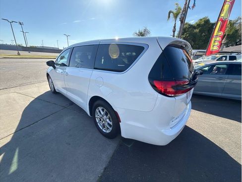 Used 2023 Chrysler Pacifica Touring-L FWD image 8