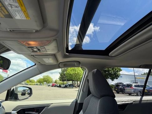 Used 2020 Toyota RAV4 XLE w/ Convenience Package AWD/4WD image 16