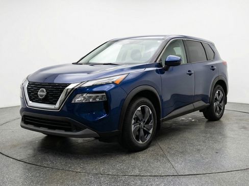 Used 2025 Nissan Rogue SV image 3