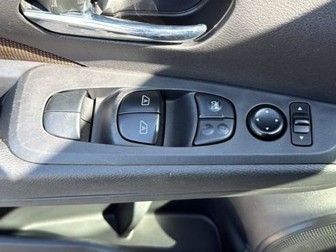 Used 2023 Nissan Kicks SR FWD image 18