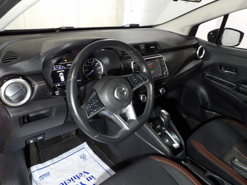 Used 2022 Nissan Versa SR FWD image 11
