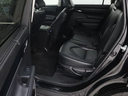 Used 2022 Toyota Highlander XLE FWD image 30