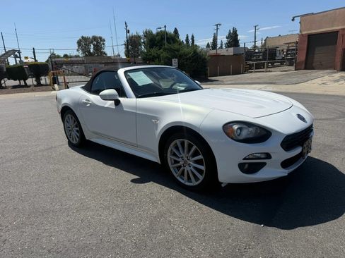 Used 2017 FIAT 124 Spider Lusso RWD image 3