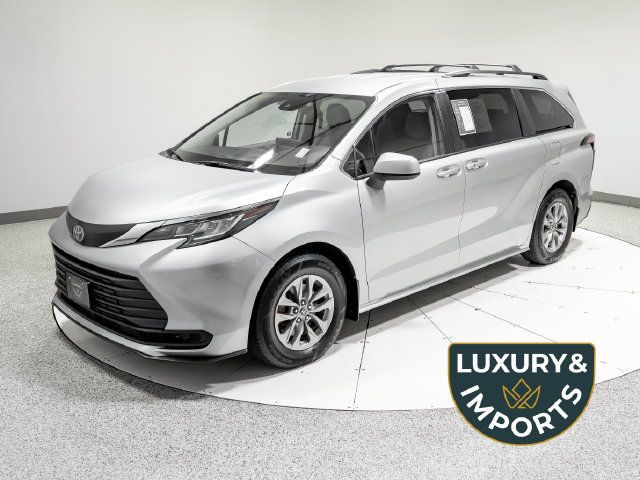 Used 2022 Toyota Sienna LE AWD/4WD image 1