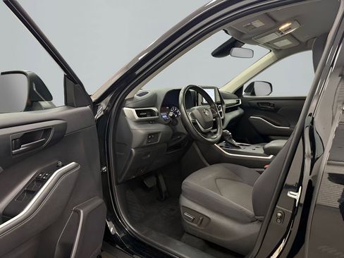 Used 2024 Toyota Highlander LE FWD image 9