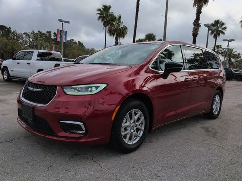 Used 2025 Chrysler Pacifica Select image 8