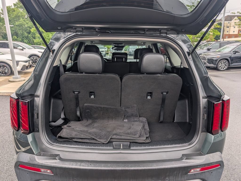 Used 2023 Kia Sorento S w/ Panoramic Sunroof Package AWD/4WD image 3