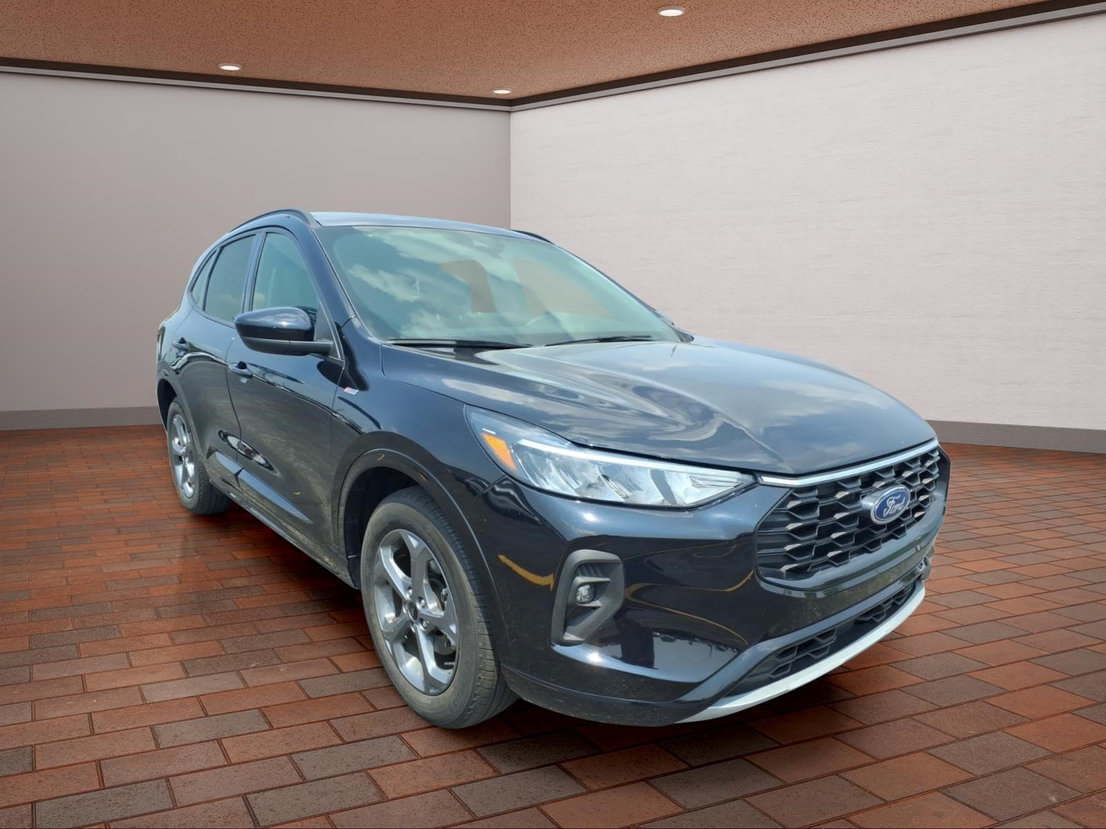 Used 2023 Ford Escape ST-Line Select AWD/4WD image 2