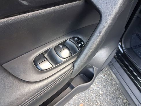 Used 2018 Nissan Rogue S image 15