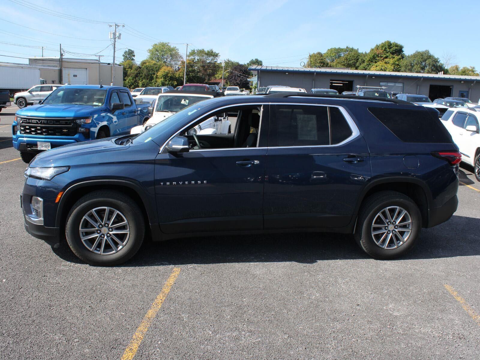 Used 2023 Chevrolet Traverse LT w/ Rear Camera Mirror Package AWD/4WD image 5