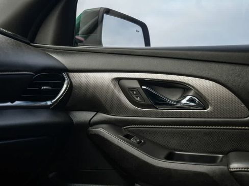 Used 2022 Chevrolet Traverse Premier FWD image 23