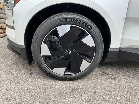 New 2026 Volvo EX30 Plus w/ Protection Package Premier image 30