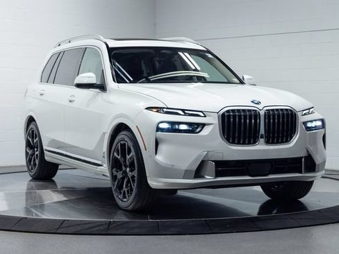 Used 2025 BMW X7 xDrive40i AWD/4WD image 4