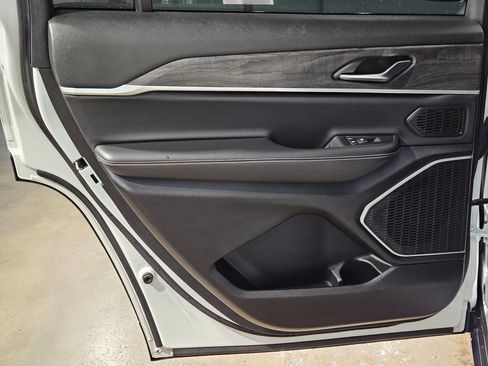 Used 2021 Jeep Grand Cherokee L Limited AWD/4WD image 36