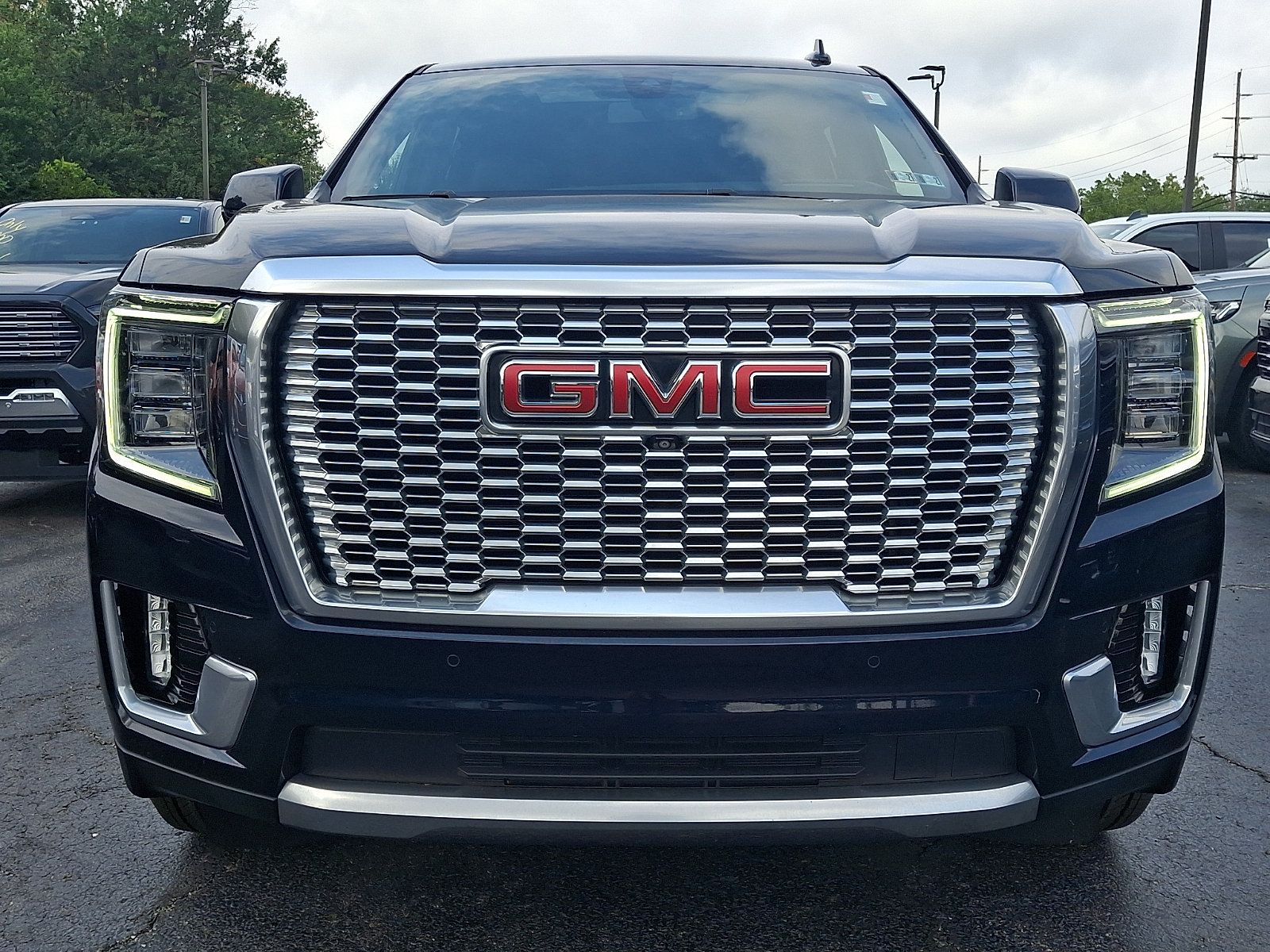 Used 2022 GMC Yukon Denali AWD/4WD image 2