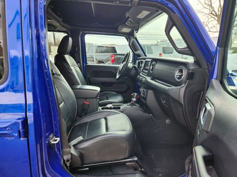 Used 2018 Jeep Wrangler Unlimited Sahara w/ Dual Top Group image 43