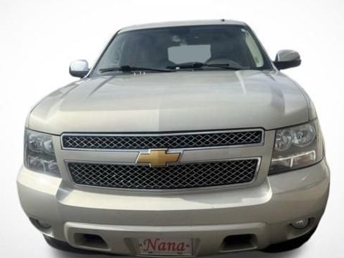 Used 2014 Chevrolet Suburban LTZ image 2