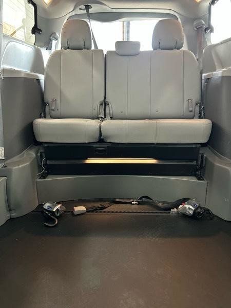 Used 2020 Toyota Sienna XLE w/ XLE Navigation Package FWD image 17
