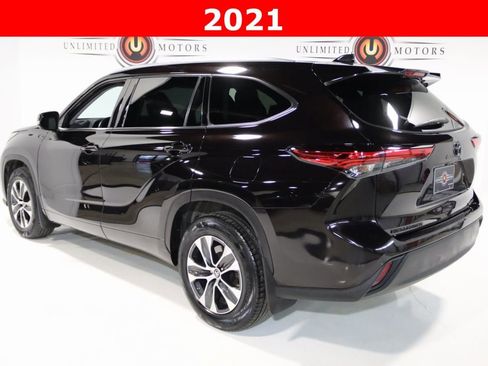 Used 2021 Toyota Highlander XLE image 3