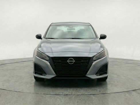 Used 2025 Nissan Altima 2.5 SV FWD image 2