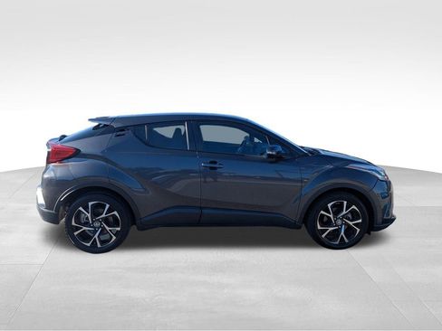 Used 2022 Toyota C-HR XLE image 3