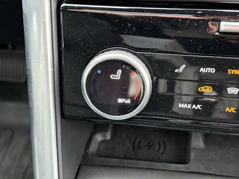 Certified 2025 Land Rover Discovery S image 24