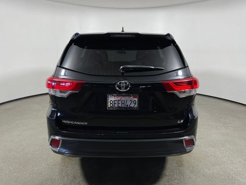 Used 2018 Toyota Highlander Plus w/ Carpet Mat Package (TMS) FWD image 4