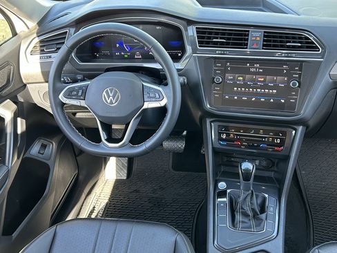 Used 2024 Volkswagen Tiguan SE FWD image 12