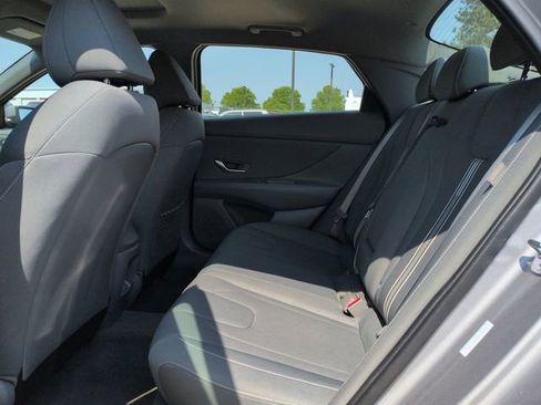 Used 2025 Hyundai Elantra SEL image 14