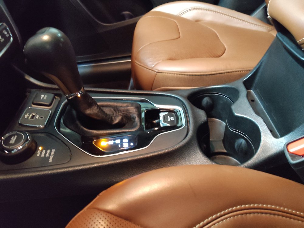 Used 2019 Jeep Cherokee Overland w/ Technology Group AWD/4WD image 26