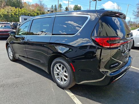 New 2026 Chrysler Pacifica Select image 4