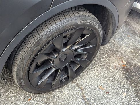 Used 2022 Tesla Model Y Long Range image 10