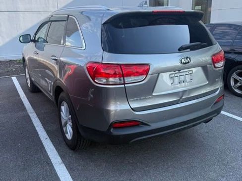 Used 2017 Kia Sorento FWD w/ LX Convenience Package image 3