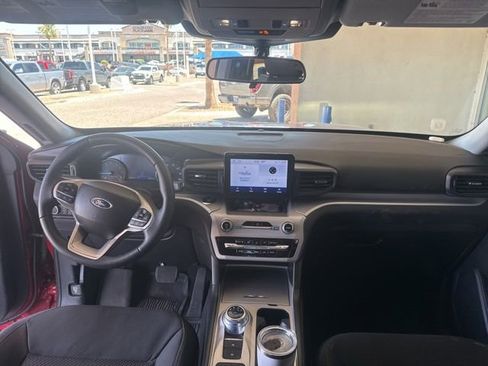 Used 2024 Ford Explorer XLT RWD image 10