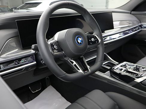 Used 2023 BMW i7 xDrive60 image 25