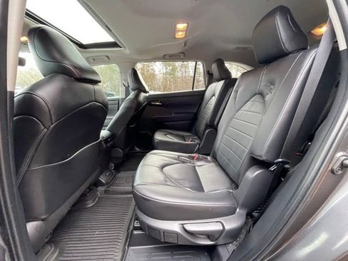 Used 2024 Toyota Highlander LE image 17