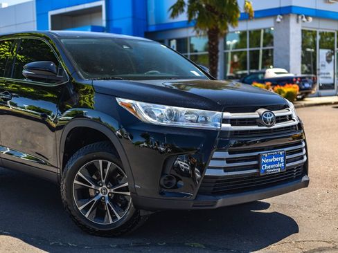Used 2019 Toyota Highlander LE AWD/4WD image 3
