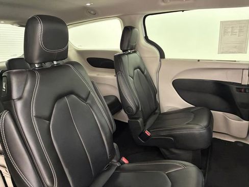 Used 2024 Chrysler Pacifica Touring-L image 16