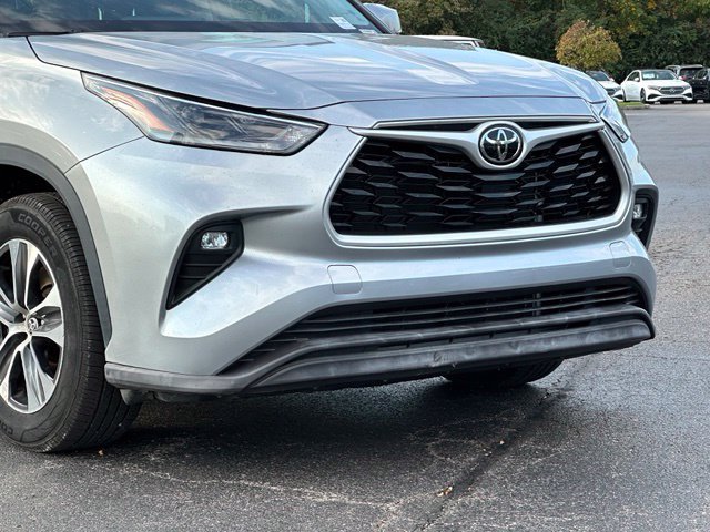 Used 2021 Toyota Highlander XLE FWD image 2