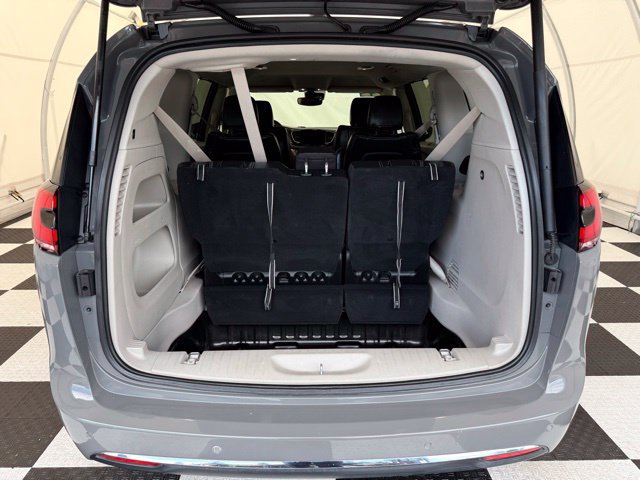 Used 2022 Chrysler Pacifica Touring-L FWD image 4