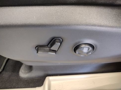 Used 2023 Chrysler Voyager LX FWD image 21
