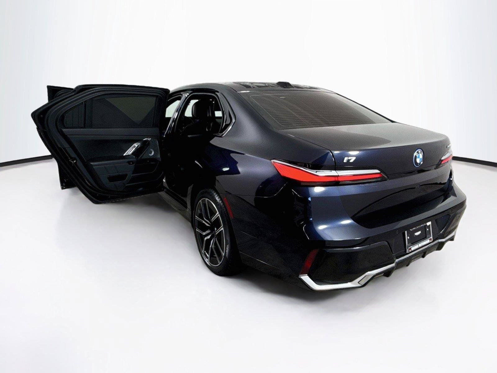 Used 2023 BMW i7 xDrive60 w/ Executive Package 2 AWD/4WD image 41